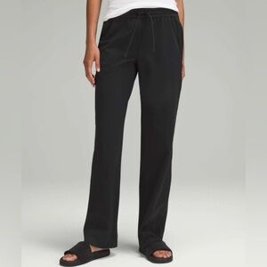 Lululemon sz S Luxtreme Mid-Rise Straight-Leg Trouser
Black Pant like new cond